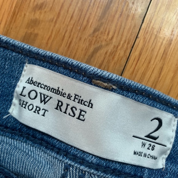 Abercrombie low rise shorts size 2 - Picture 2 of 3